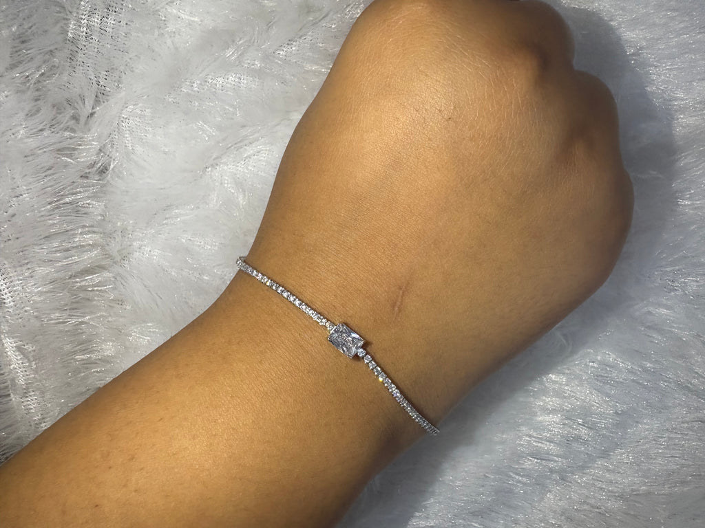 Silver tennis bracelet with moissanites