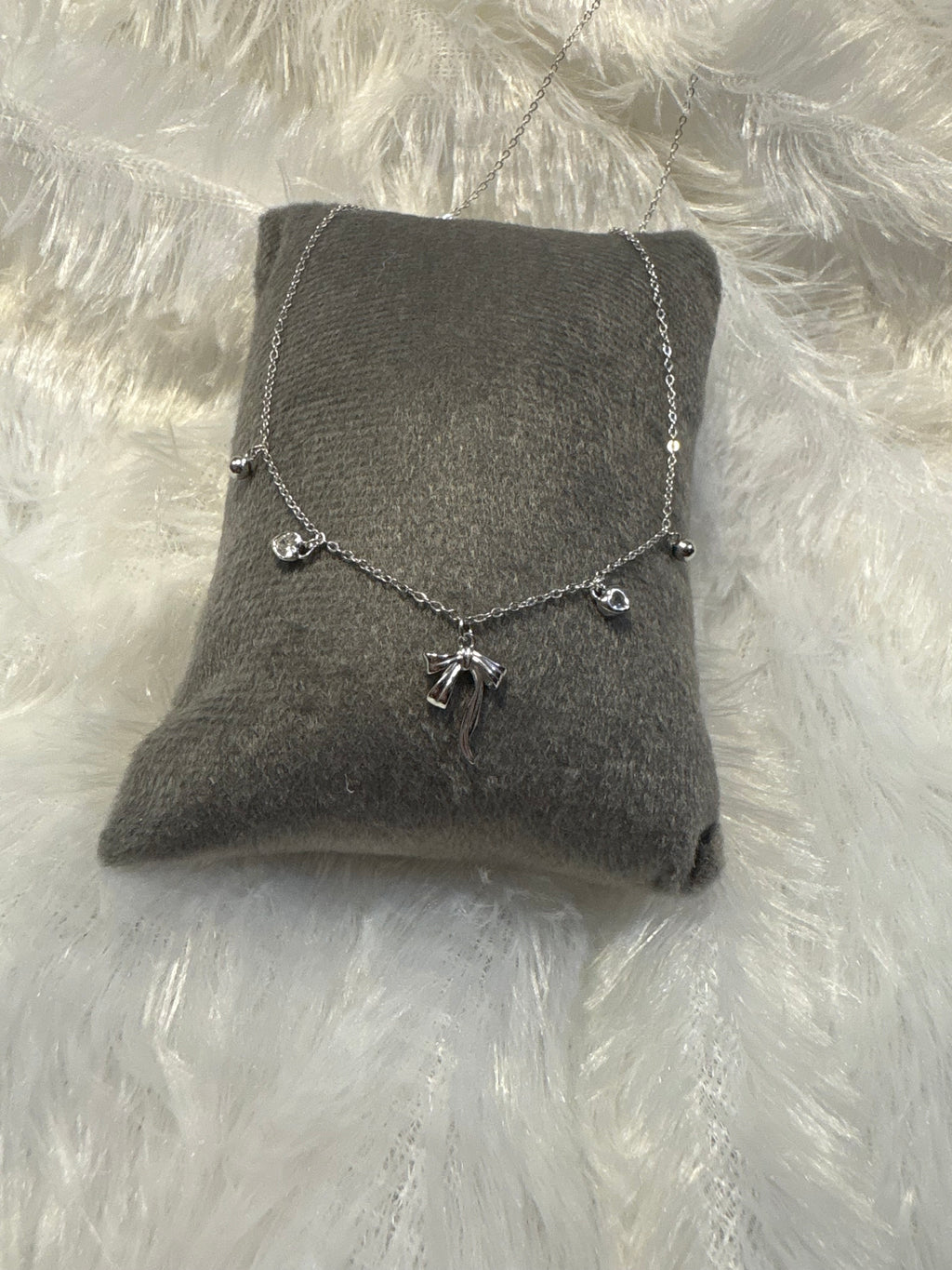 Silver bow necklace